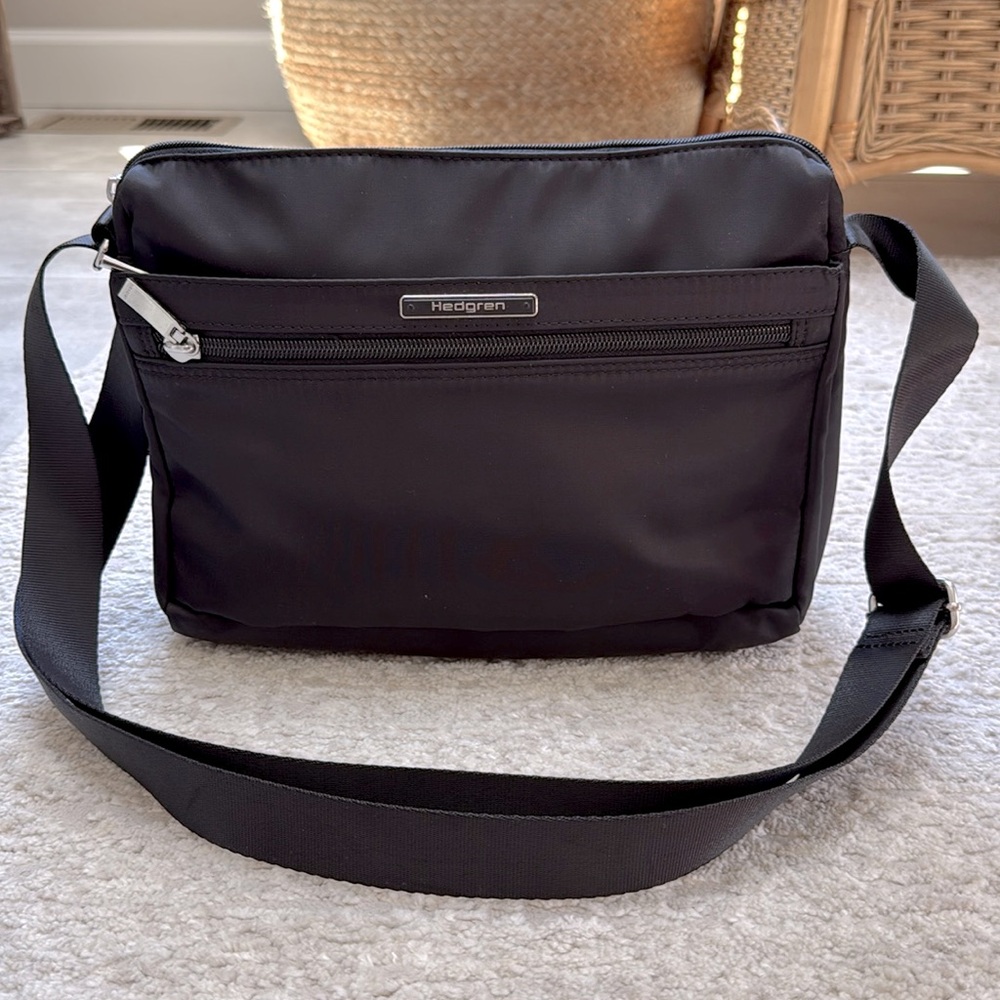 *LIKE NEW* Hedgren Orva Black Nylon Crossbody Messenger Bag- Lightweight